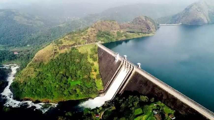 കേരളത്തിൽ മഴക്കെടുതി. മൂന്ന് ഡാമുകളുടെ ഷട്ടറുകൾ ഇടുക്കി ജില്ലയിൽ ഉയർത്തി